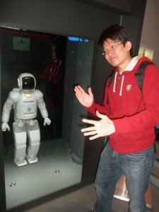 A trip to Miraikan in Odaiba. Here we saw the Ashimo exhibition and also some theatre presentation about the birth of space..3D style. Here I am putting on my best robot impression...I'm on the left...the fake robot on the right looks abit dopey.